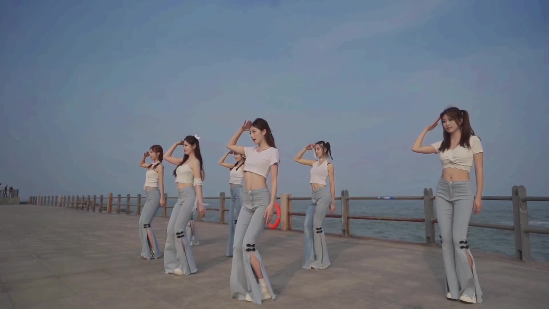 到家后立马安排一支娱乐舞蹈，不用在意动作是否标准