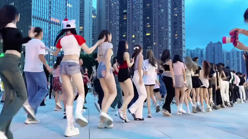 试试这支超有趣的娱乐舞蹈，跟着欢快的节奏跳，不知不觉就出汗