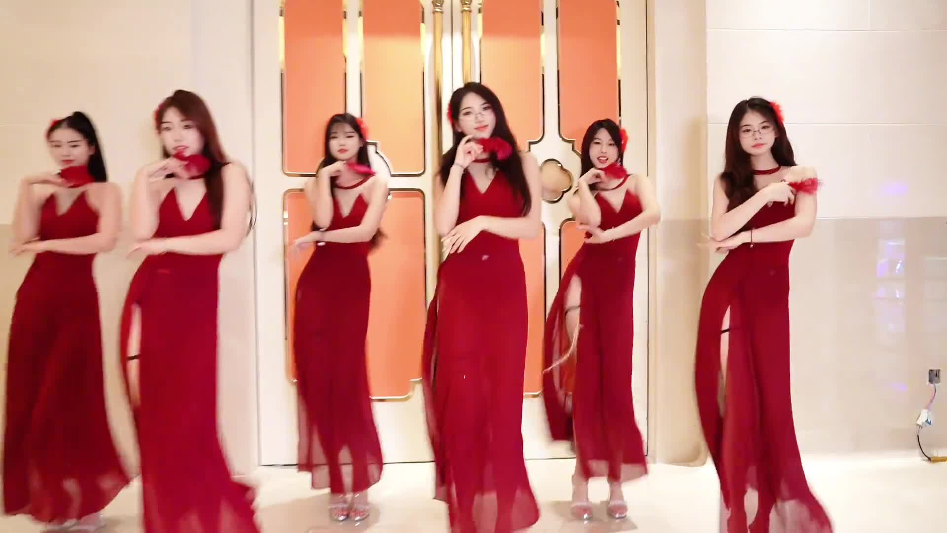 办公室摸鱼间隙的快乐！和同事一起跳支简单的娱乐舞蹈