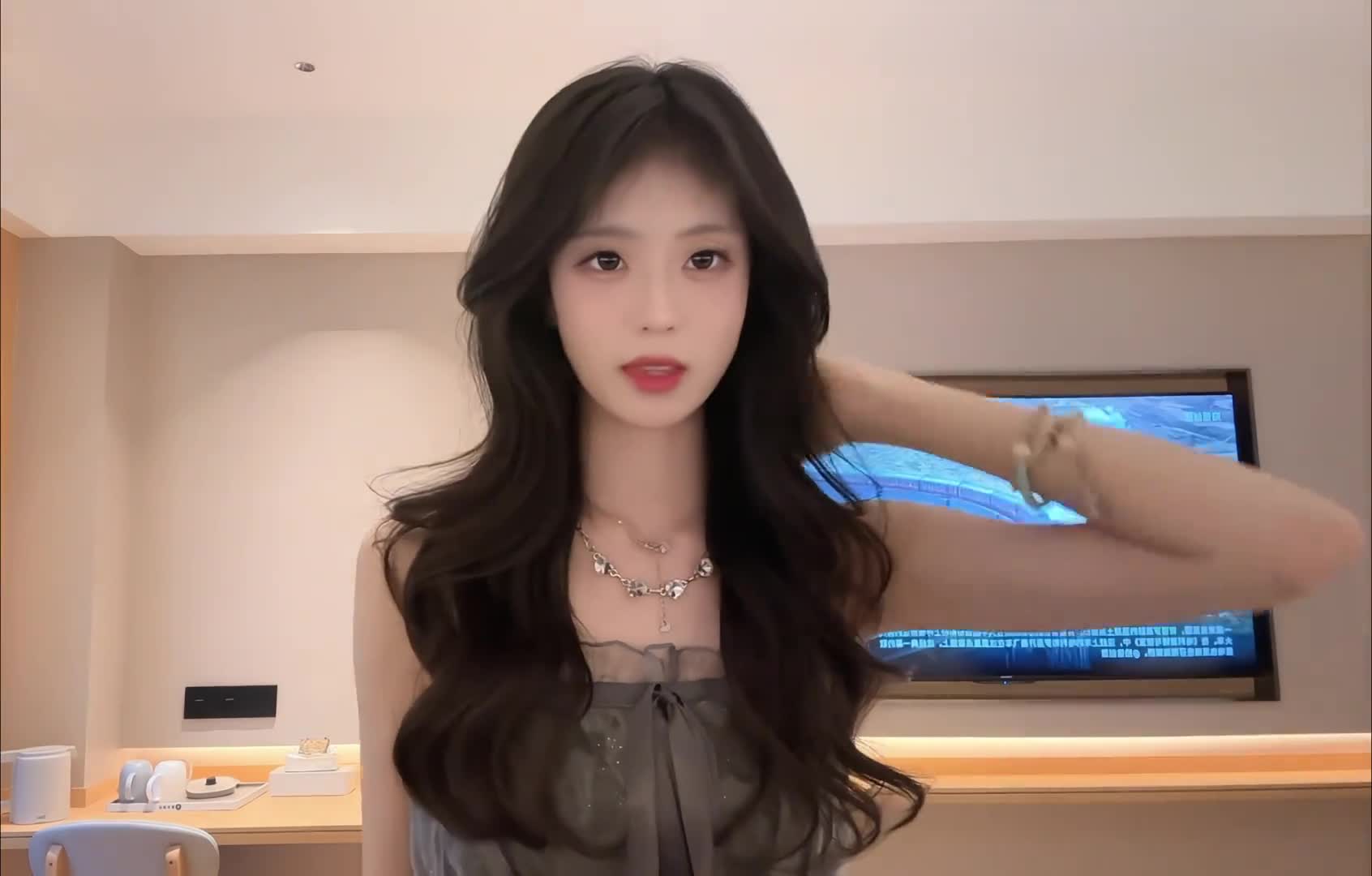 和闺蜜在家拍娱乐舞蹈 vlog，选了首超火的甜歌，动作不用标准