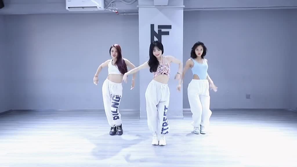 组织大家一起跳支简单的娱乐舞蹈，不用排练，跟着音乐随便扭